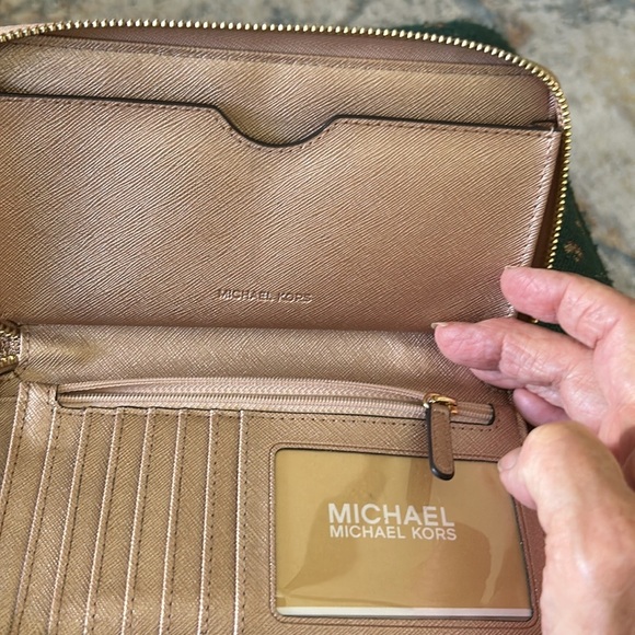 Michael Kors, pink glitter, wristlet 7“ x 4 like new inside - Picture 7 of 13